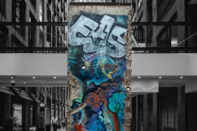 Discover Montreal's Underground City - Reso - First stop energy: Berlin Wall and Amphitrite’s statue