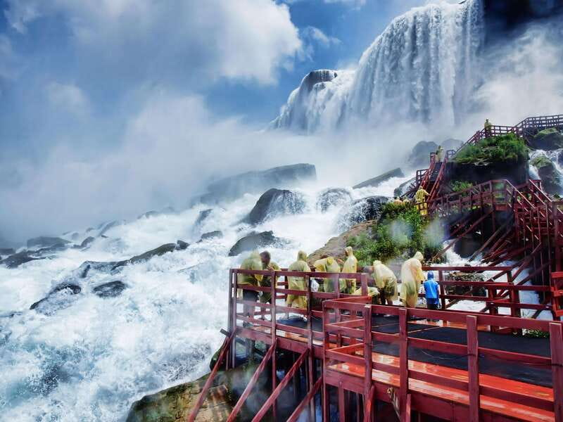 From Montreal: Toronto, Niagara Falls & 1000 Islands Tour - Season-by-season Niagara: Hornblower-style cruises in summer vs Takes Flight in winter