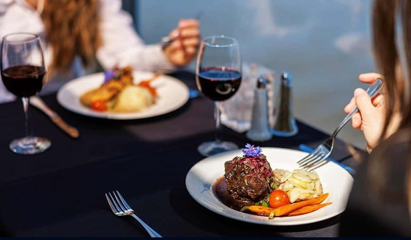 Montréal: 3 or 5-Course Dinner Cruise with DJ & Dancing - Price and What $131 Is Really Buying