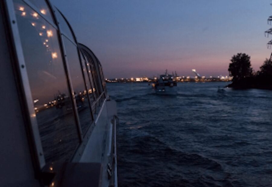 Montreal: Bateau-Mouche Cruise with A La Carte Dinner Option - Onboard music and service: what makes the evening feel like Montreal