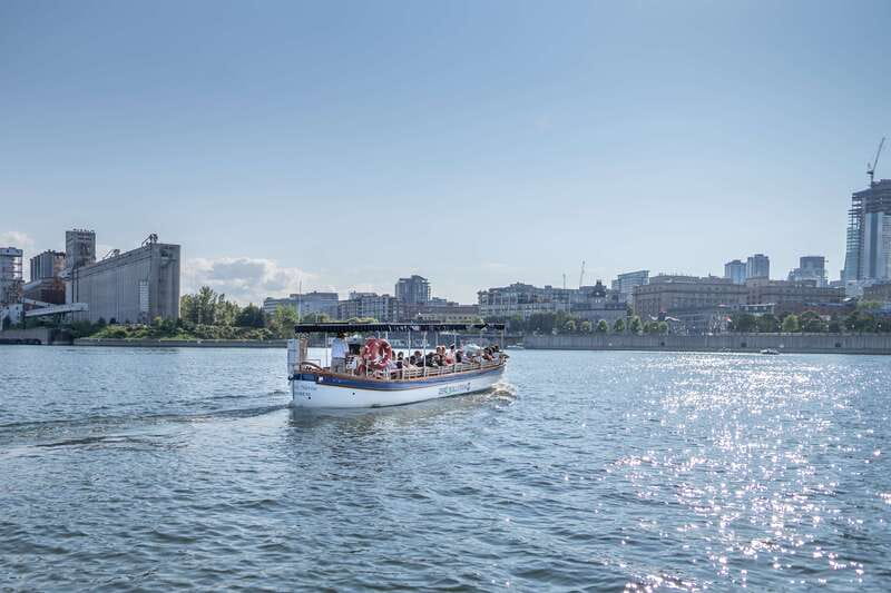 Montreal: Electric Boat Cruise with Onboard Drinks - Onboard vibe: small boat comfort, roof sun, and how the narration works