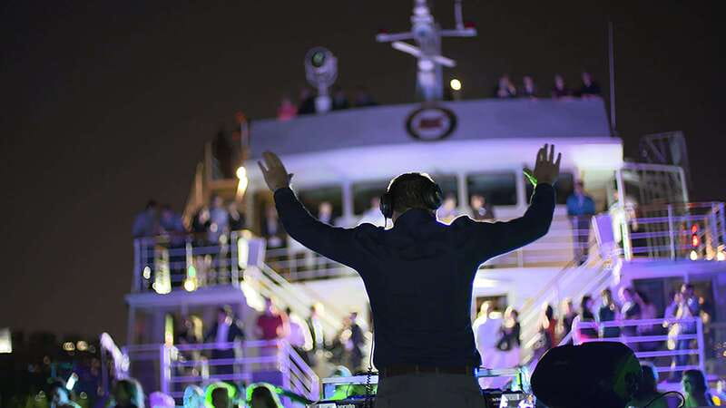 Montreal: Evening Cruise with DJ and Dance Floor - DJ and dancing: how to time it with your sightseeing