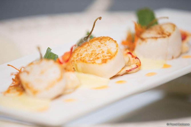 Montreal Gourmet Dinner Cruise with DJ & Dancing - Live music during dinner and the DJ after: how the night shifts