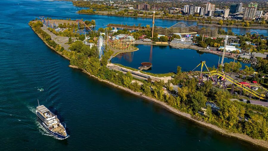 Montréal: Guided Sightseeing River Cruise - Boarding at Grand Quay: easy timing, simple setup