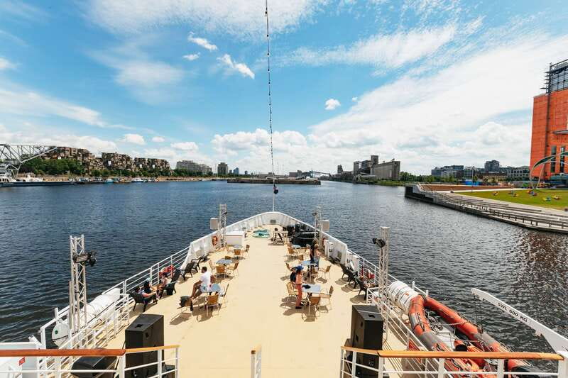 Montréal: Guided Sightseeing River Cruise - The guide experience: live narration, bilingual clarity, and the audioguide option