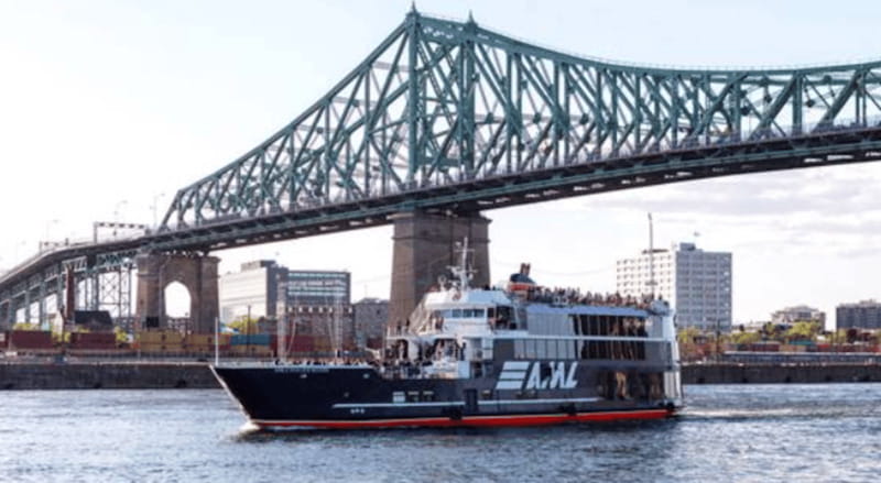 Montréal: Guided Sightseeing River Cruise - Outdoor decks, bar service, and the bistro: plan your comfort like a local