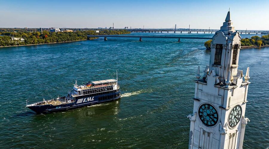 Montréal: Guided Sightseeing River Cruise - Timing and route: how to pick the right departure