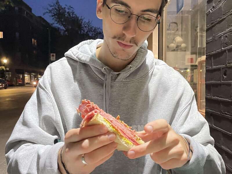 Montréal: Mile End Foodie Tour with Tasting - Your guide experience: English/French, friendly pace, and real stories