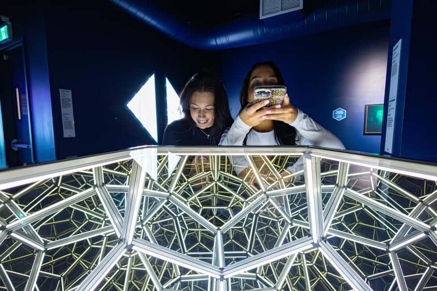 Montreal: Museum of Illusions Entry Ticket - Holograms and Stereograms: Where the Science Makes It Click