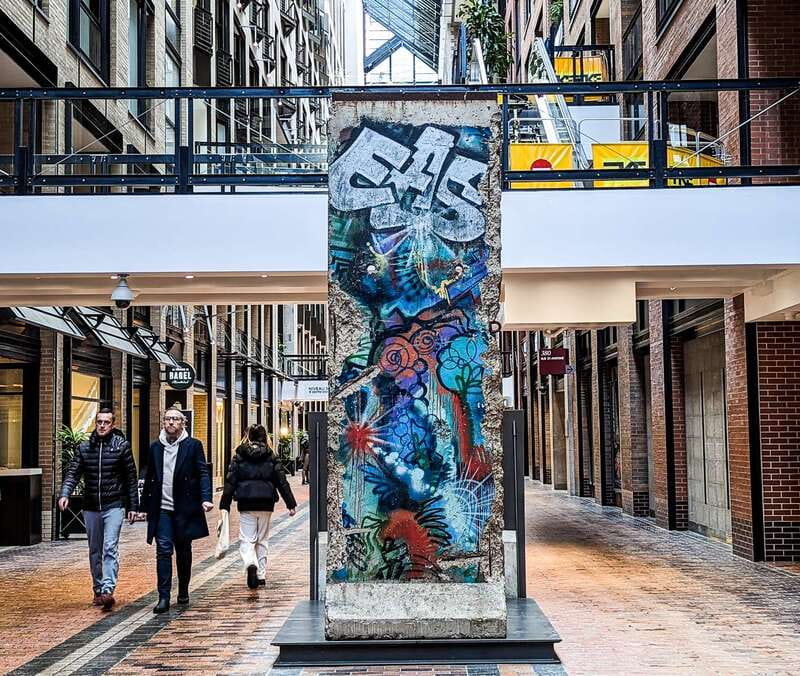 Montreal: RESO Underground City and Downtown Walking Tour - Meeting outside Humble Lion café: the spot that keeps your start easy