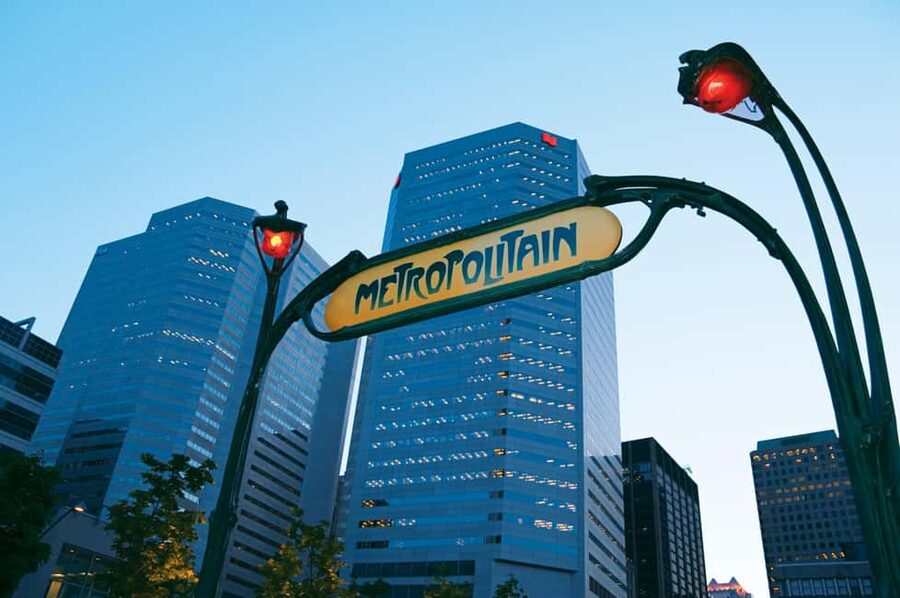Montréal: The Original Old Montréal Walking Tour - Winter-friendly pacing, indoor breaks, and the Cold Room option
