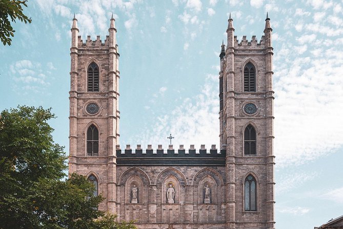 Walking tour of Old Montreal - 16/42 Tours - The small-group format (and why it matters)